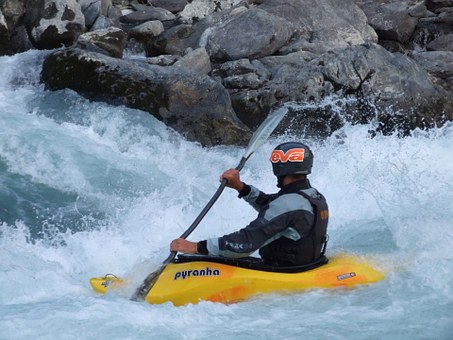 Kayak de rivière en eau vive