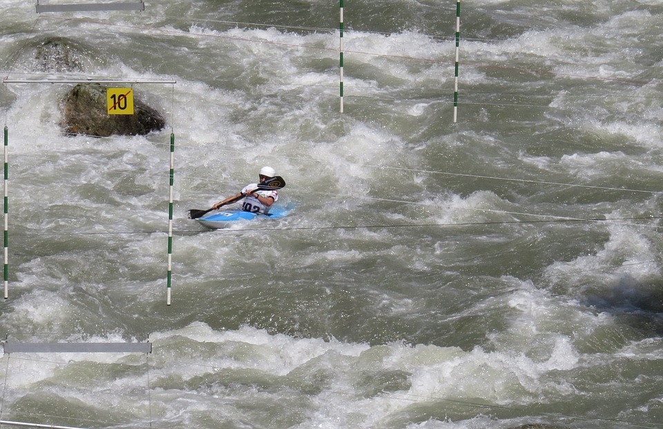 Kayak slalom en eau vive