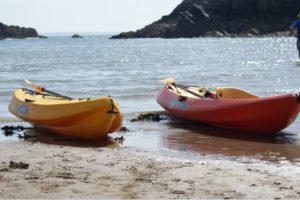 Kayaks sur la terre ferme